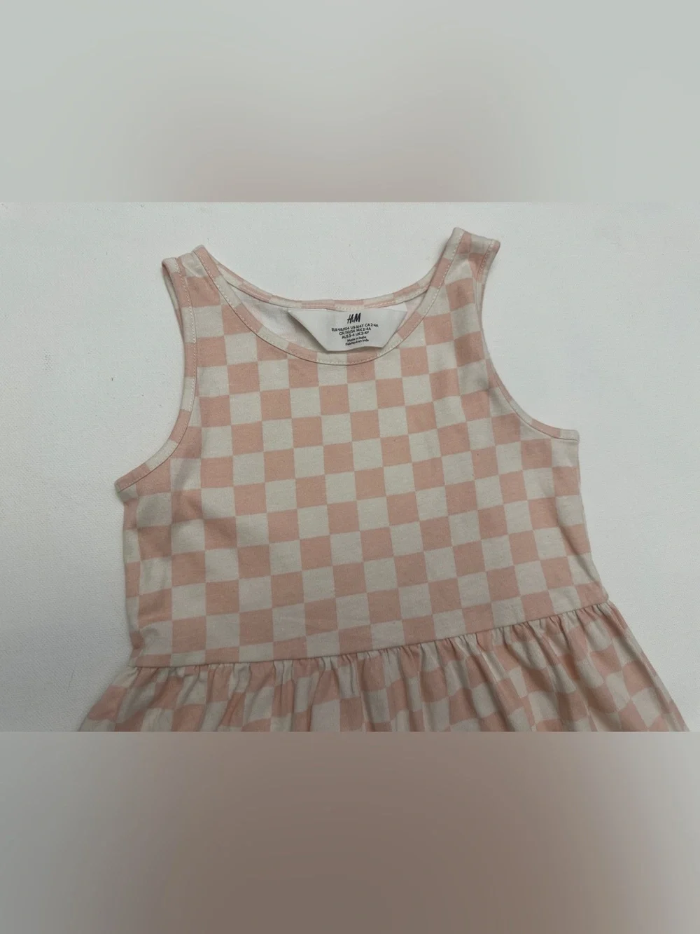 H&M girl’s patterned jersey dress checkered design a flared skirt.  Size 3-4T.